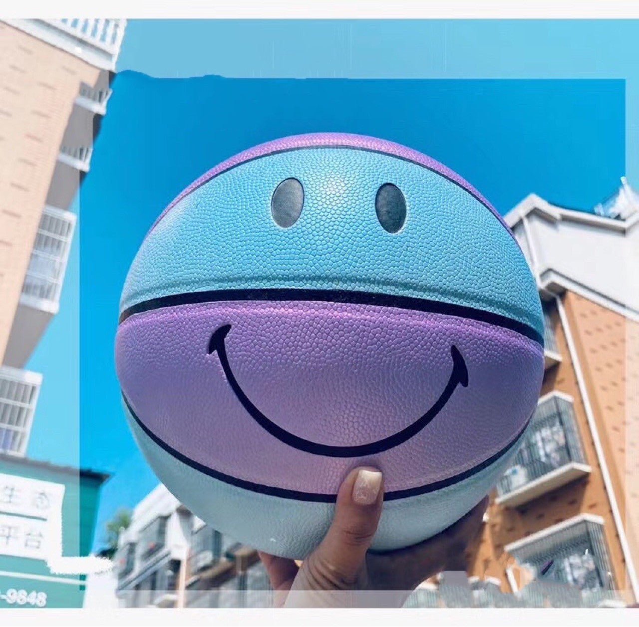 WILKYs0Chameleon smiley basketball
 Material: Rubber
 
 Applicable scenarios: running sports, fitness equipment
 
 Basketball size: No. 7 basketball (standard ball)
 
 
 
 
 
 
 
