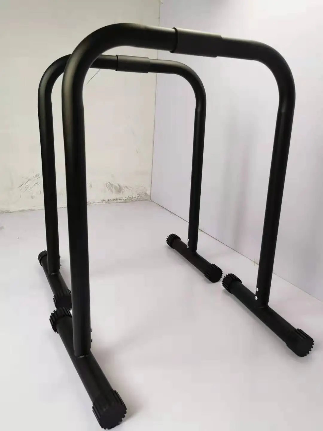 WILKYs0Gym Movable Single Parallel Bars
 Product information:
 


 Product name: parallel bars
 
 Product material: high-quality steel, foam
 
 Product bearing: 120KG
 
 Product size: 80 * 64 * 37.5 CM


