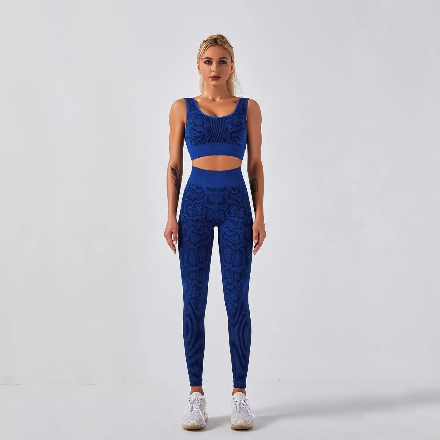 Women's sports yoga fitness suit in blue snake pattern, suitable for winter, spring, and autumn, made of 80% nylon chemical fiber blend.