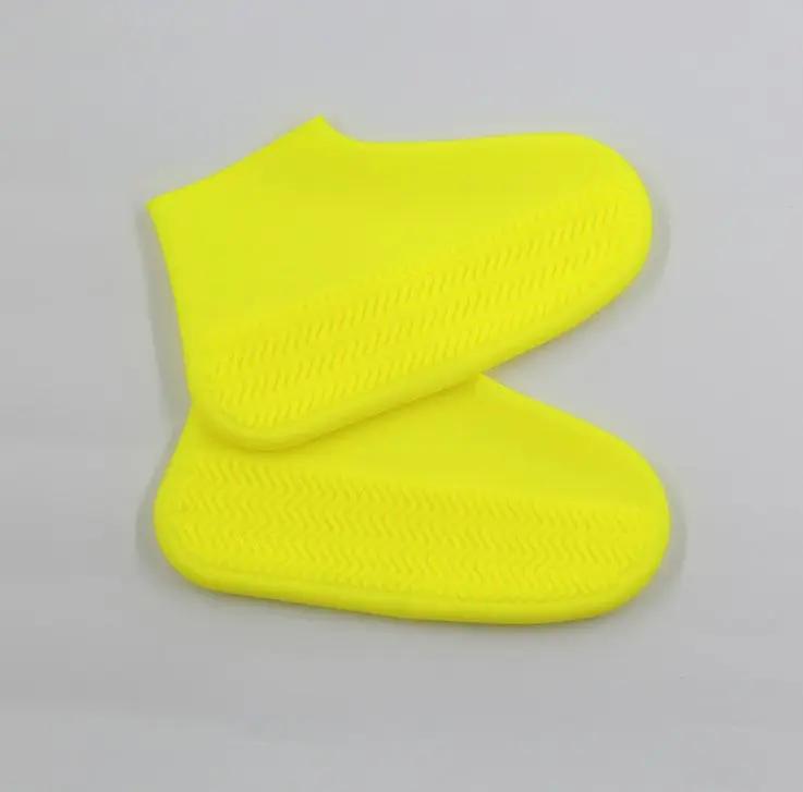 Silicone rain boots for men and women, slip-resistant and easy to carry, yellow color.