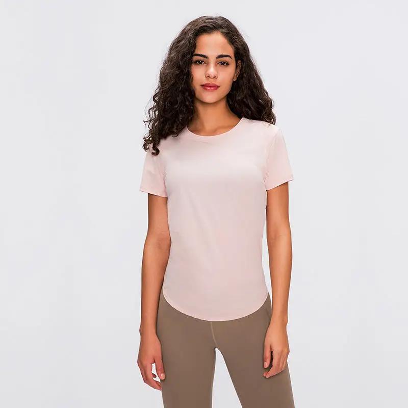 Women's quick-drying yoga fitness t-shirt in plain design, suitable for all seasons.