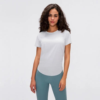 Female wearing a plain, quick-drying yoga fitness t-shirt with cotton blend fabric, suitable for all seasons.