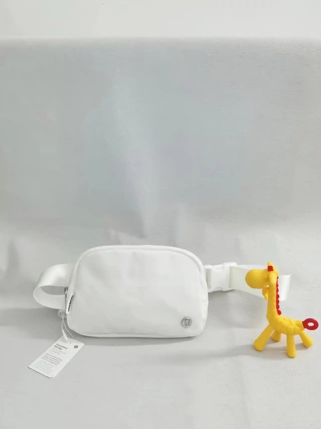 Crossbody backpack for yoga and fitness sports, white color, with zipper opening and adjustable strap.